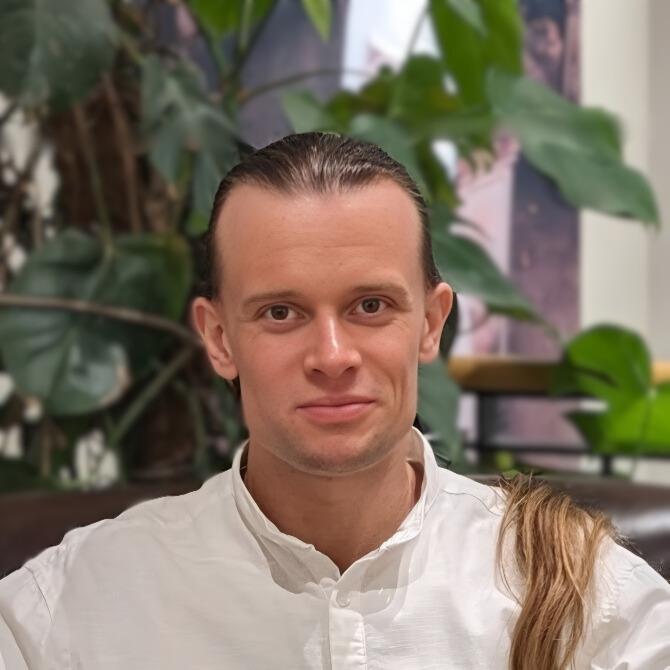 Niklas J.